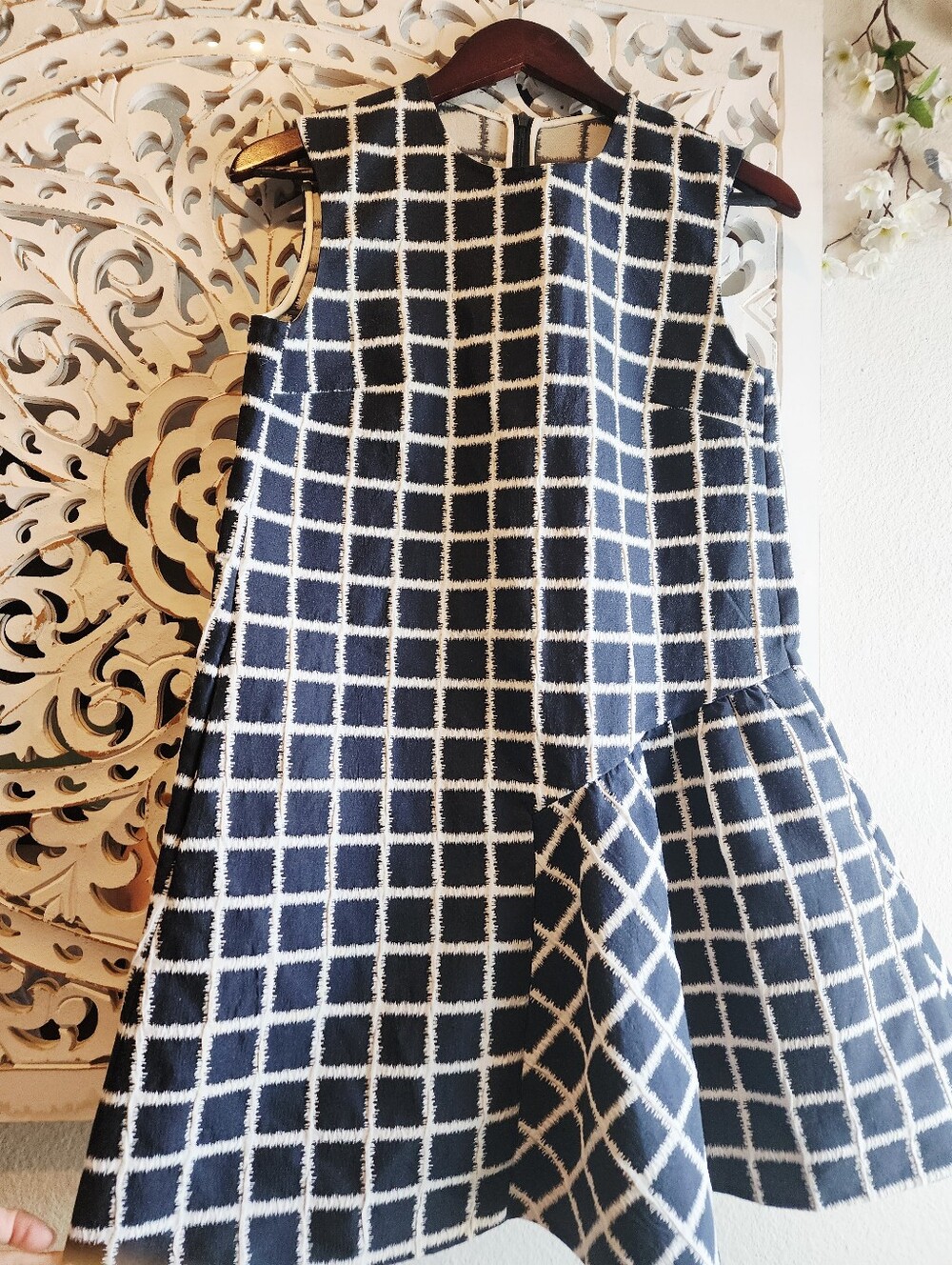 VICTORIA & VERA  SLEEVELESS CREW NECK BLUE & WHITE FORMAL DRESS SIZE SMALL